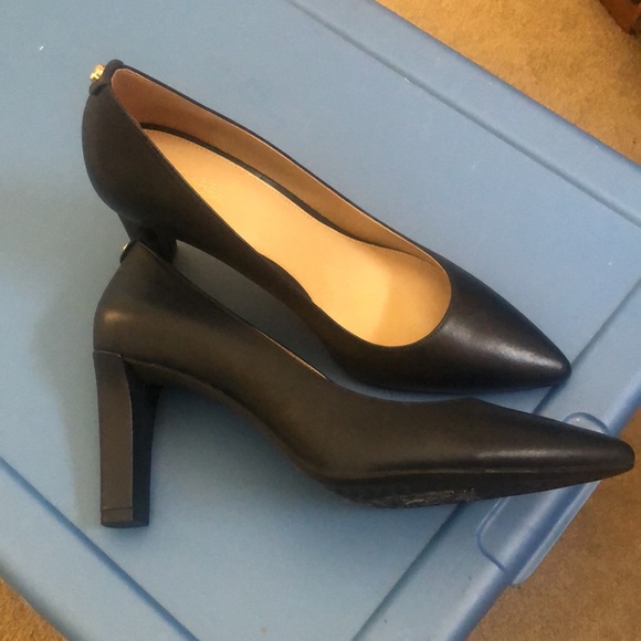 Michael Kors navy pumps - Picture 2 of 4